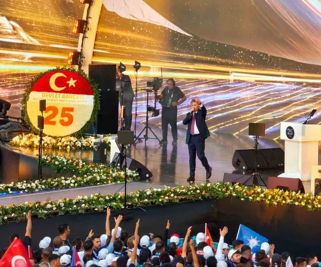 Bahçeli'den AK Parti'nin 25. kuruluş yıldönümüne kırmızı beyaz çelenk