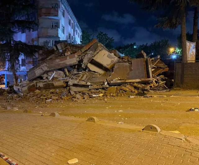 Bahçelievler’de boşaltılan 38 yıllık bina akşam çöktü
