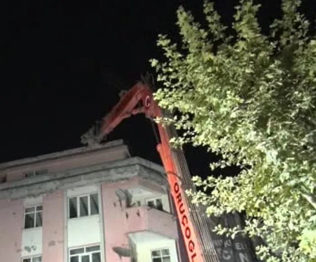 Bahçelievler'de çöken bina sonrası bitişikteki yapı tedbir amaçlı yıkılıyor
