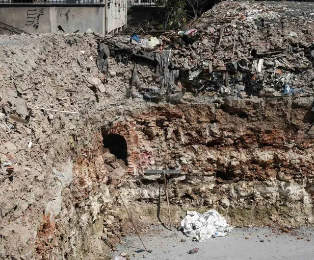Bahçelievler'de temel kazısında ortaya çıkan yapı inşaatı durdurdu