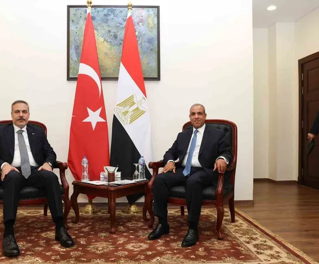 Bakan Fidan El Alameyn'de Abdelatty ile bölgesel gündemi ve ikili ilişkileri görüştü