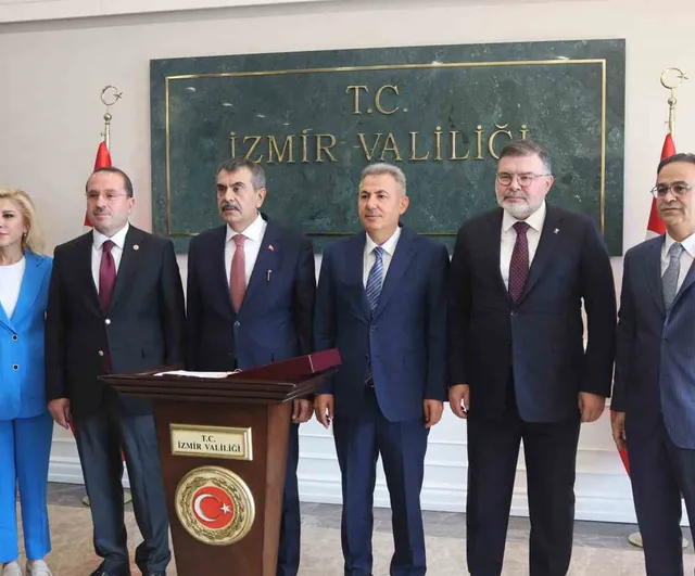Bakan Tekin İzmir'de yelken kampında çocukların milli ve manevi gelişimini vurguladı
