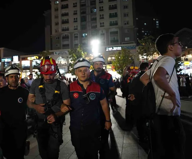 Başakşehir'de 14 dakika 27 saniyelik tahliyeyle dikkat çeken kapsamlı deprem tatbikatı