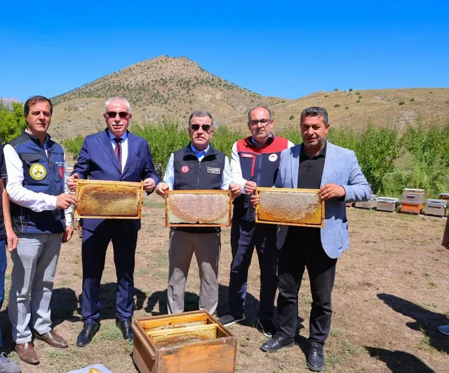 Bayburt yaylalarında 2026 bal hasadı başladı: vali Eldivan arıcılarla sahada