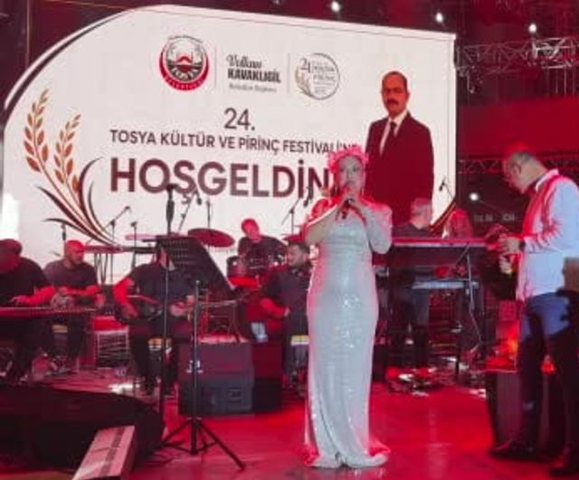 Belediye başkanı sahnede: Volkan Kavaklıgil Arzu Akça ile 'Akşam Güneşi'ni söyledi