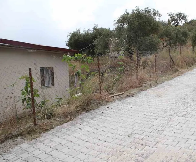 Belen'de 98 yaşındaki Şemsi teyze için ev yoluna parke serildi