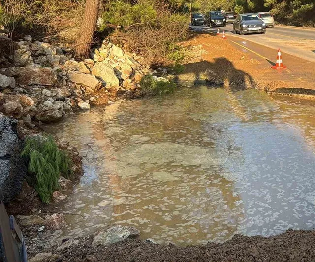 Bodrum'da ana isale hattı patladı: taşlar lüks aracın camını kırdı