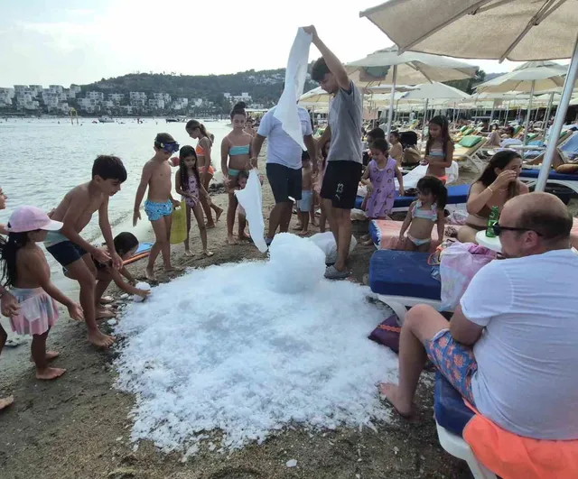 Bodrum'da kumsala dökülen buz çocuklara serin oyun alanı sundu