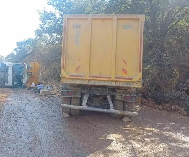 Bozüyük'te hafriyat kamyonları çarpıştı; iki kişi yaralandı