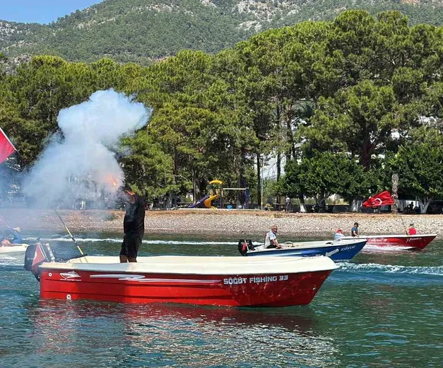 Bozyazı'da amatör balıkçılardan denizde birlik ve zafer turu
