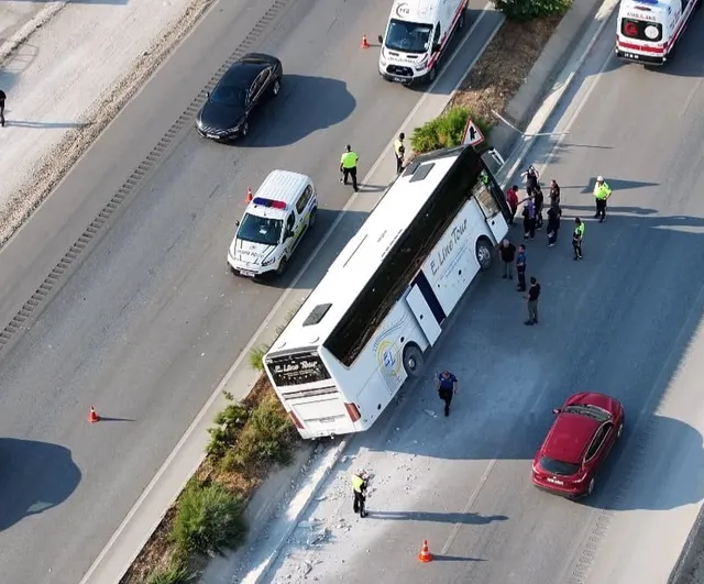 Bucak'ta devrilen tur otobüsü: 34 yolcu yara almadan kurtuldu