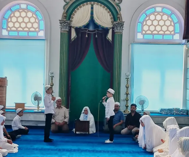 Burhaniye'de Koca Camii'nde yaz Kur'an kursu öğrencilerinden hatim coşkusu