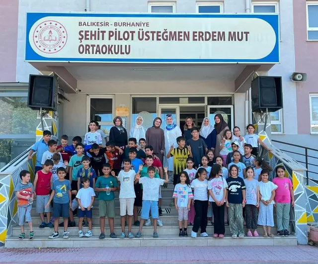 Burhaniye’de muhtar yaz okulunda çocukların enerjisine ortak oldu