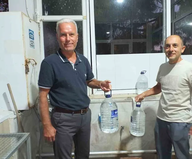 Burhaniye Ören'in yüksek kesimleri susuz kaldı, abdestler pet şişeyle alınıyor