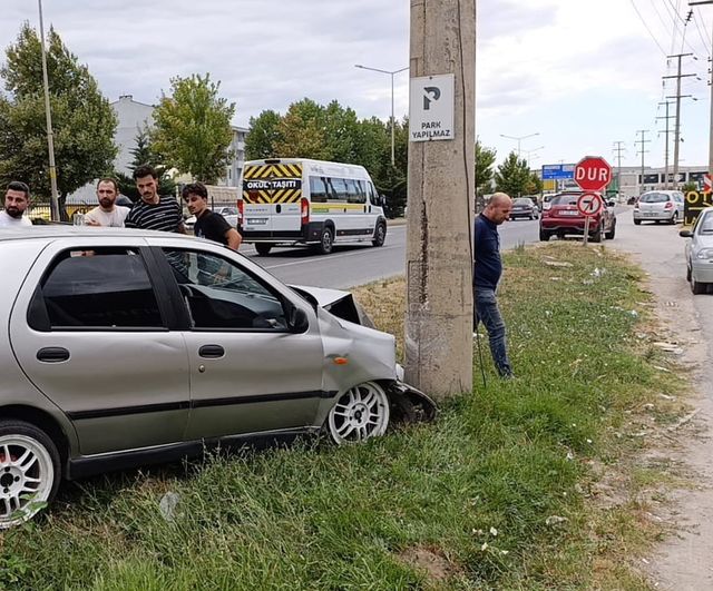 Bursa-Ankara yolunda kontrol kaybı sonucu direğe çarpan otomobilin sürücüsü yaralandı