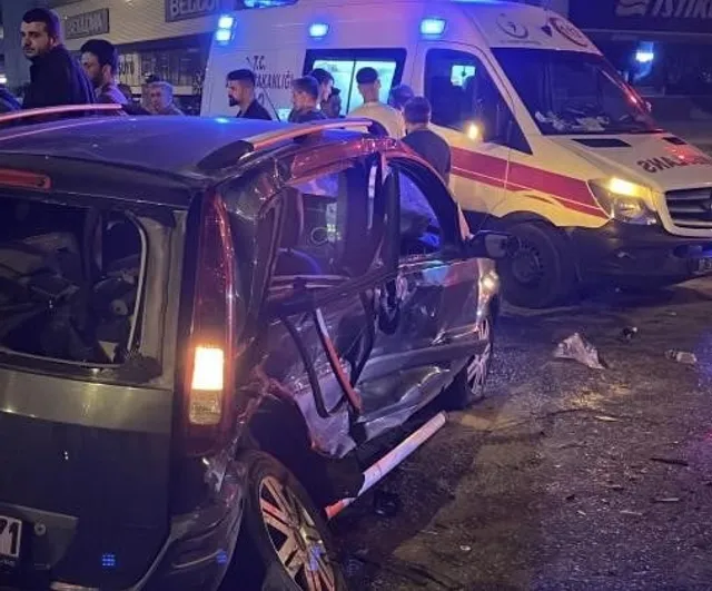 Bursa'da ana artere ters yönden çıkan aracın çarpışması sonucu 7 kişi yaralandı