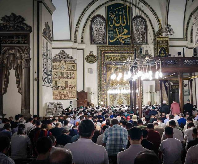 Bursa'da kandil coşkusu: başkan vekili Biba Ulu Camii'nde vatandaşlarla buluştu