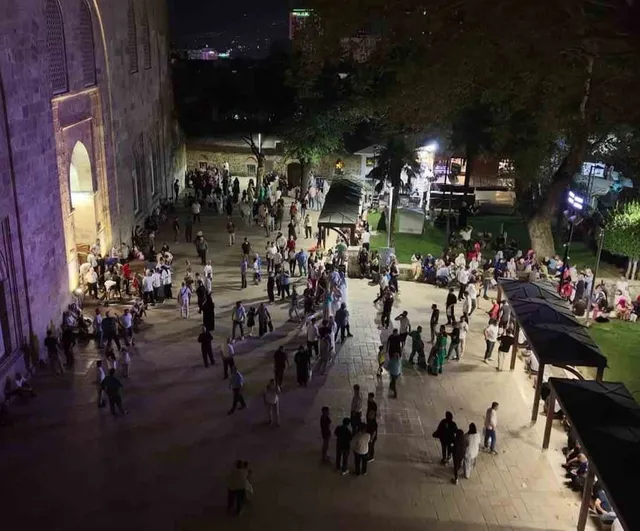 Bursa'da mevlid kandili: Ulu Cami'de dualar ve ilahilerle dolu gece