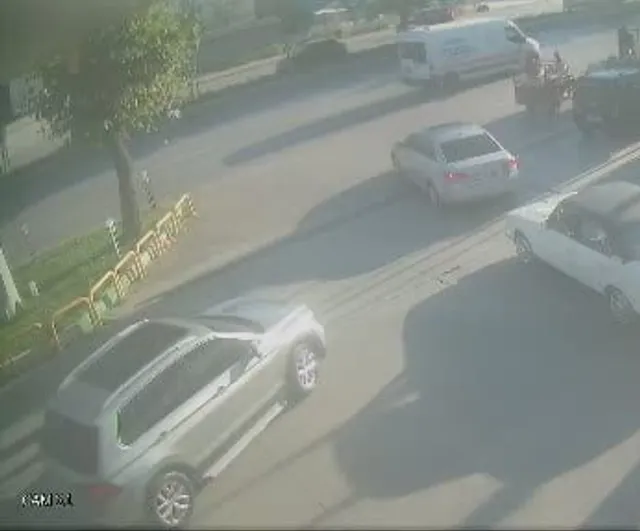 Bursa'da motosiklet sürücüsünün hakimiyeti kayboldu; otomobile çarpıp sürüklendi