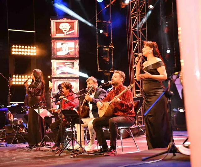 Cacabey meydanında Neşet Ertaş anısına müzik gecesi doldu taştı