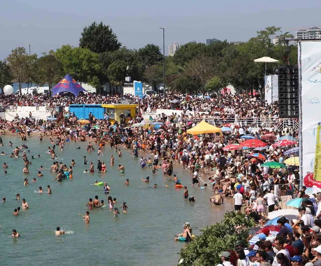 Caddebostan'da rampa heyecanı: insan gücüyle havalanan 30 takım yarıştı