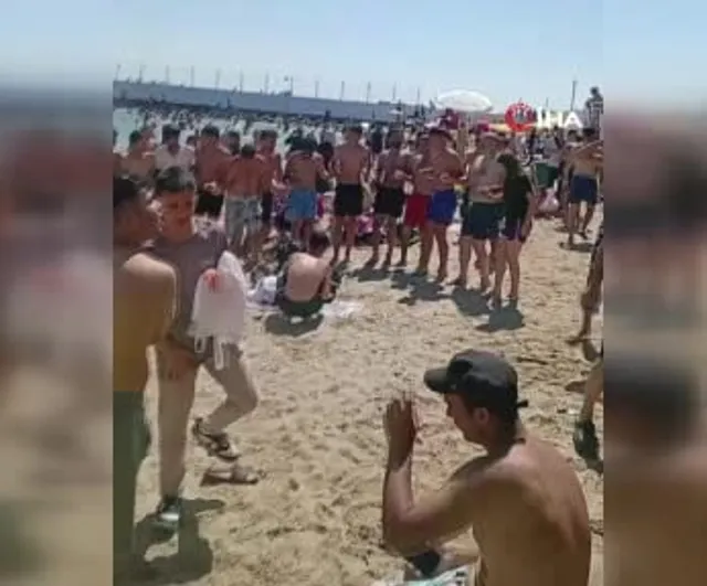 Caddebostan sahilinde hafta sonu kalabalığı ve yüksek sesle halay tepkisi