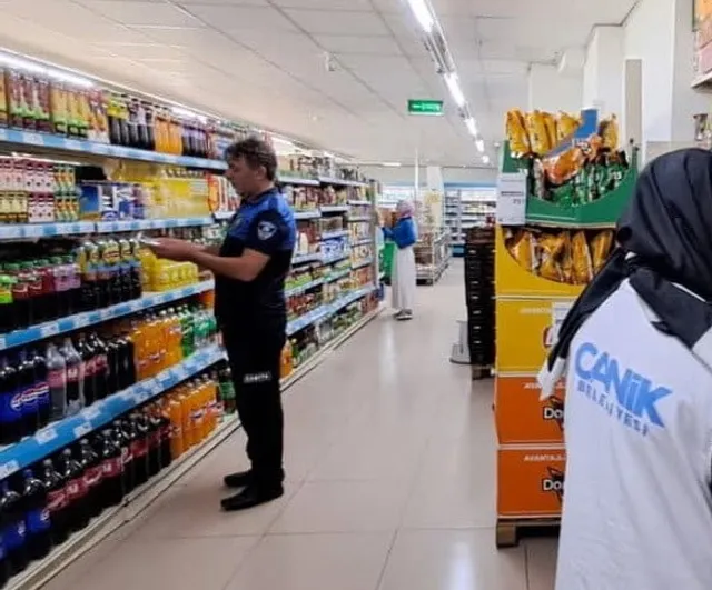 Canik zabıtasından marketlerde kapsamlı fiyat ve hijyen denetimi