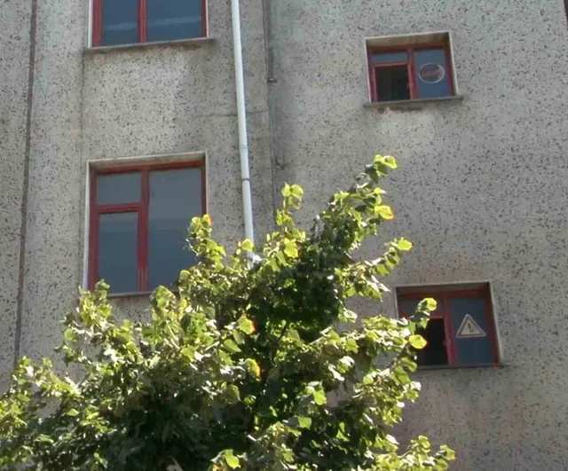 Çatıda bekleyiş: Gaziosmanpaşa'da ayakkabıcıdaki elektrik yangını bina sakinlerini çatıya taşıdı