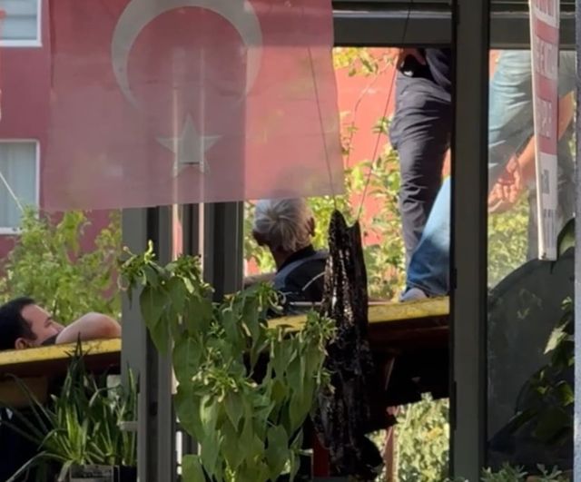 Çatıda mahsur kalan kişi polis ve itfaiye ekiplerince kurtarıldı