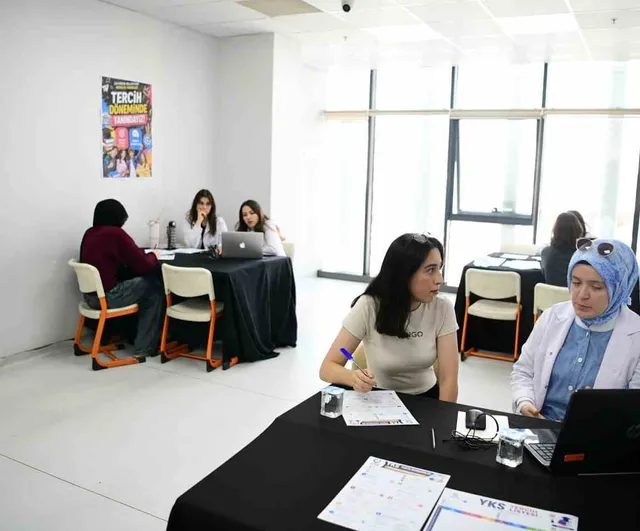 Çayırova gençlik merkezinden farklı bölümlere 62 yeni üniversite öğrencisi