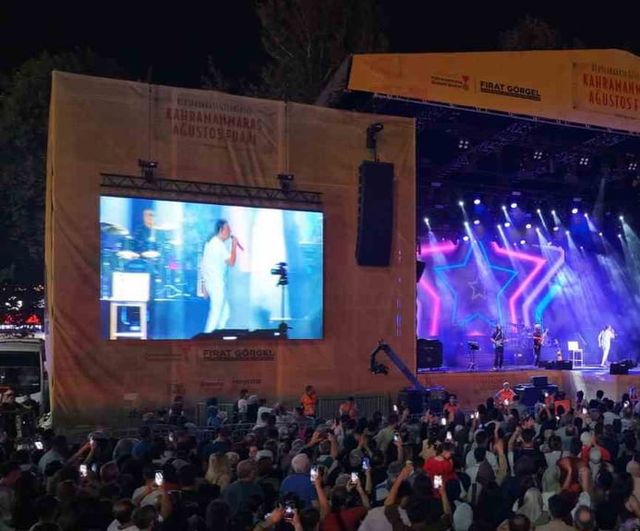 Çelik Kahramanmaraş'ta hayranlarıyla buluştu: sahnede dondurma sürprizi ve dayanışma mesajı