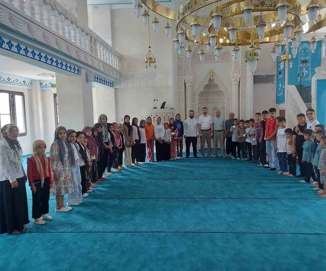 Çermik'te camide yaz Kur'an coşkusu: öğrenciler tilavet ve ilahiyle veda etti