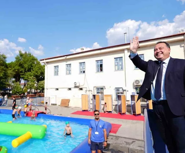Çocuklara portatif havuzlarla serin ve güvenli yaz