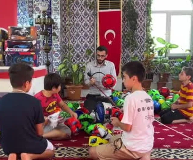 Çocukların gönül kapılarını açan imam Mersin'de hediyeyle cami sevgisi inşa ediyor
