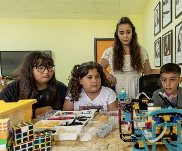 Çocukların tasarladığı robot Rubik Küpü ortalama 2,5 dakikada çözüyor