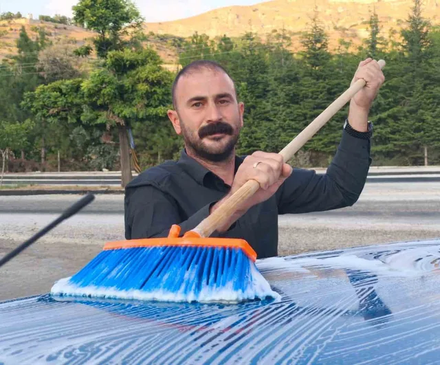 Çocukluk hayalini yaşatan 32 yıllık kuş: günlük bir saatle ilk günkü görünüm