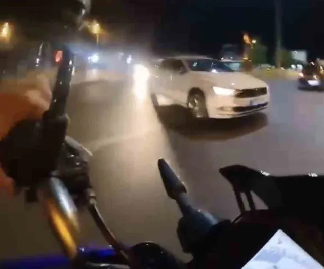 Çorlu'da motosikletten savrulan 2 genç otomobilin üzerine düştü, kask kamerası kaydetti