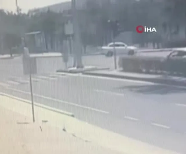 Çorlu'da tehlikeli manevra refüje yol açtı: sürücü hastaneye kaldırıldı