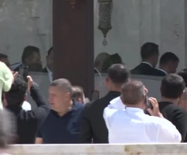 Cumhurbaşkanı Erdoğan cuma namazı sonrası Süleyman Bölünmez Eğitim Vakfı Camii'nden ayrıldı