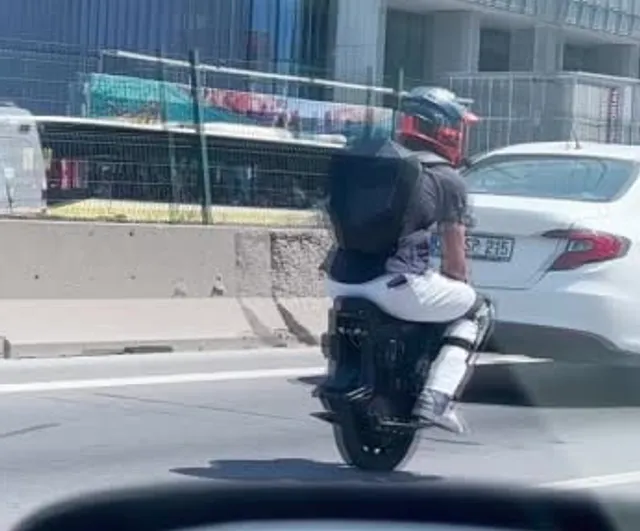 D-100'de trafikte araçlarla omuz omuza: tek tekerli scooterla tehlikeli kilometreler