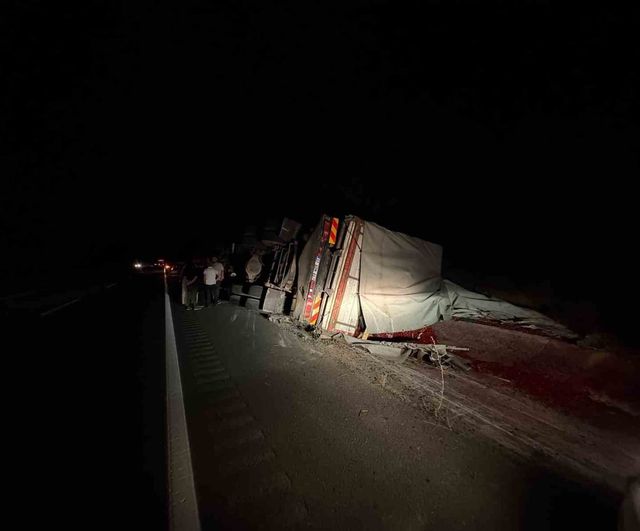 D100'de devrilen kamyon Tosya trafiğini durdurdu, sürücü yara almadan kurtuldu