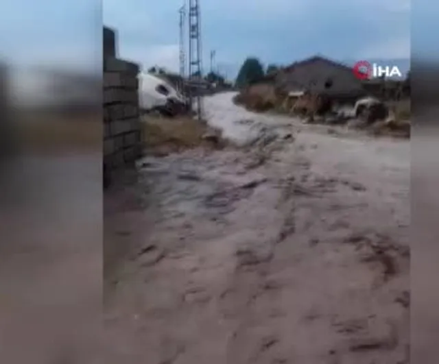 Dalbahçe'de sağanak köy yollarını sel ve çamurla kapladı