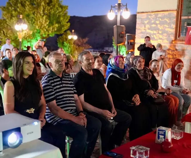 Darende'de nostalji sineması ve karaoke gecesi birlik duygusunu pekiştirdi