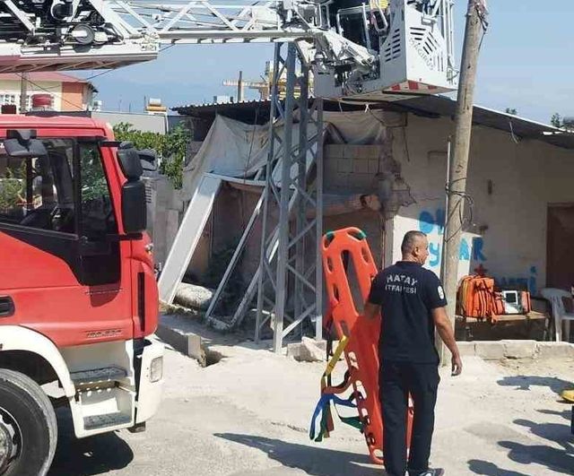 Defne Samankaya'da elektrik direğine asılı ceset otopsi için kaldırıldı