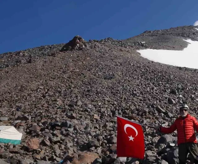 Demircili antrenörden Ağrı Dağı'nda anlamlı flama açılışı