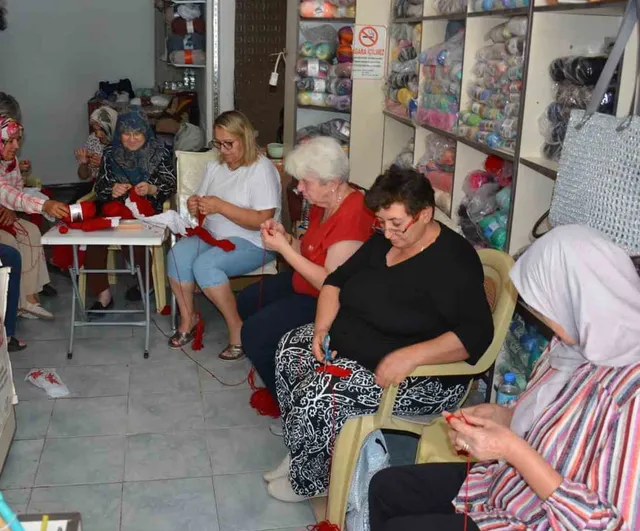 Demircili kadınlar ilmek ilmek ördükleri dev Türk bayrağıyla zaferi karşıladı