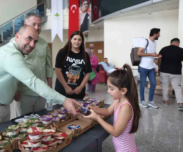 Demirtaş havuzunda sertifikalarını alan küçük yüzücüler geleceğe yüzüyor