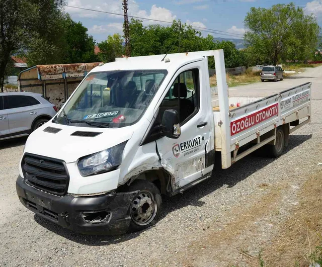Dereköy mevkiinde trafik kazası: otomobilde üç yaralı