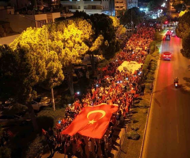 Didim'de zafer gecesi: fener alayı ve konserle kutlandı