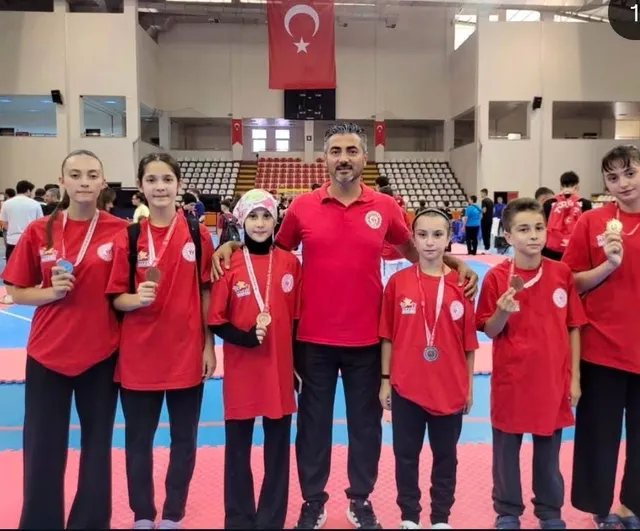 Düzce'nin kız taekwondo ekibi Karabük biletini aldı